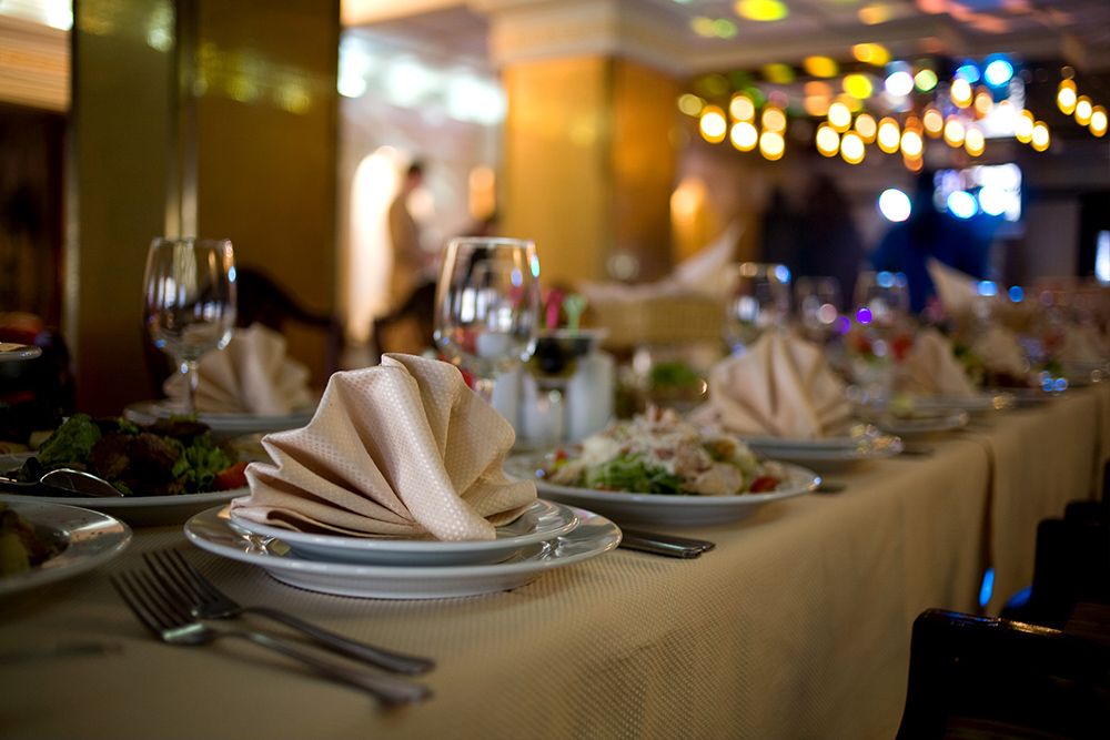 photo of a nicely decorated dinner table at a corporate event