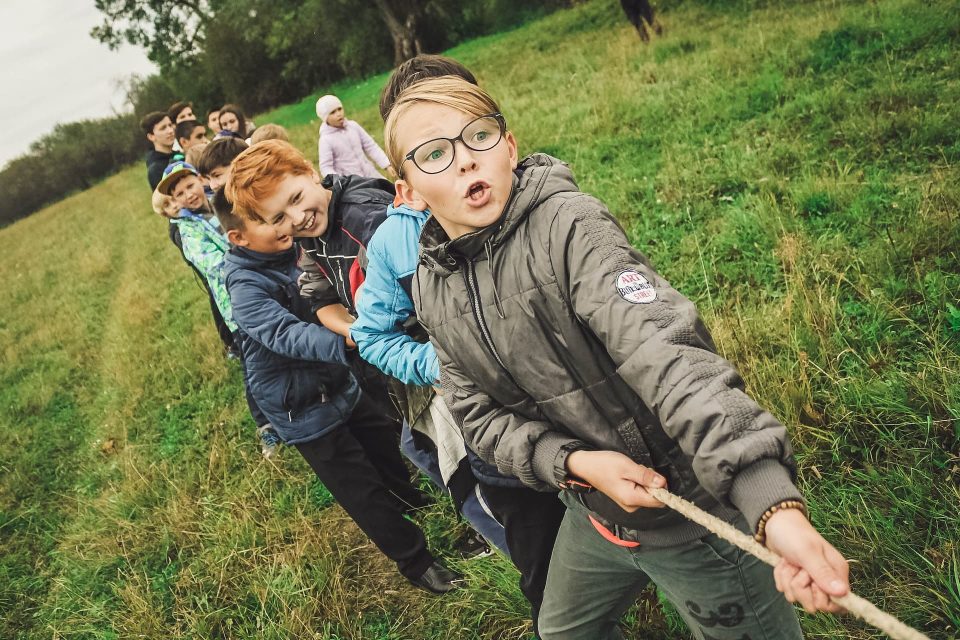 teamwork team building games tug of war